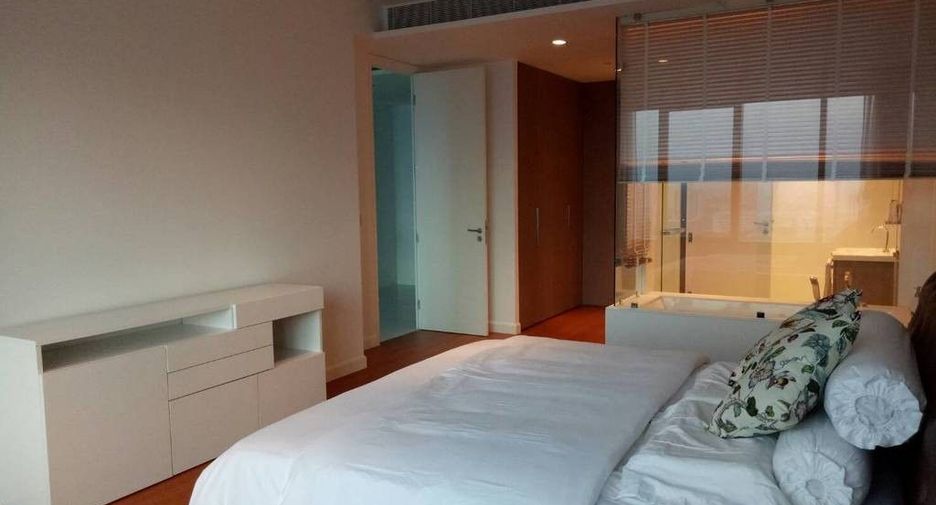 For rent 2 bedrooms condo in Pathum Wan, Bangkok