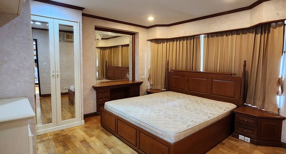 For rent 2 bedrooms condo in Bang Rak, Bangkok