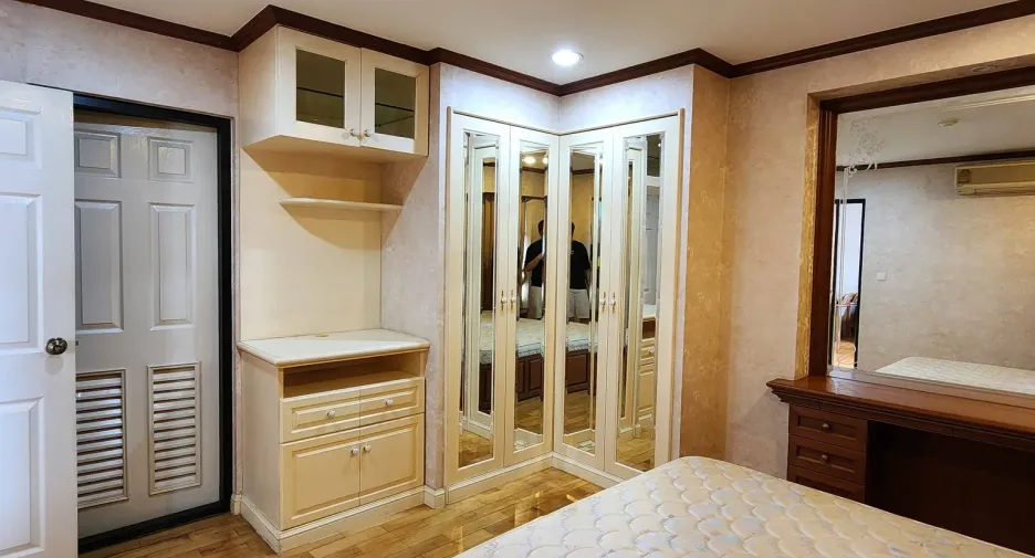 For rent 2 bedrooms condo in Bang Rak, Bangkok
