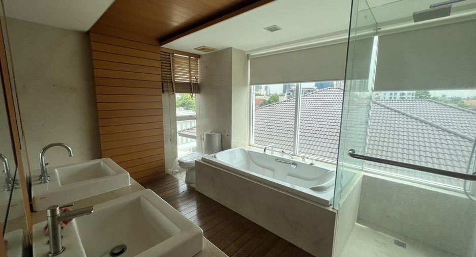 For sale 4 bedrooms townhouse in Watthana, Bangkok