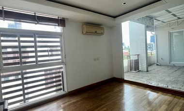 For sale 4 bedrooms townhouse in Watthana, Bangkok