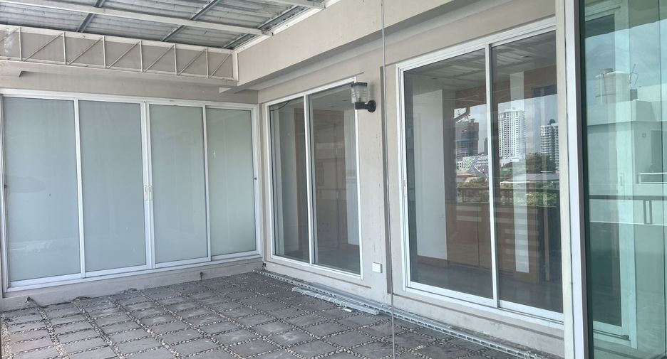 For sale 4 bedrooms townhouse in Watthana, Bangkok
