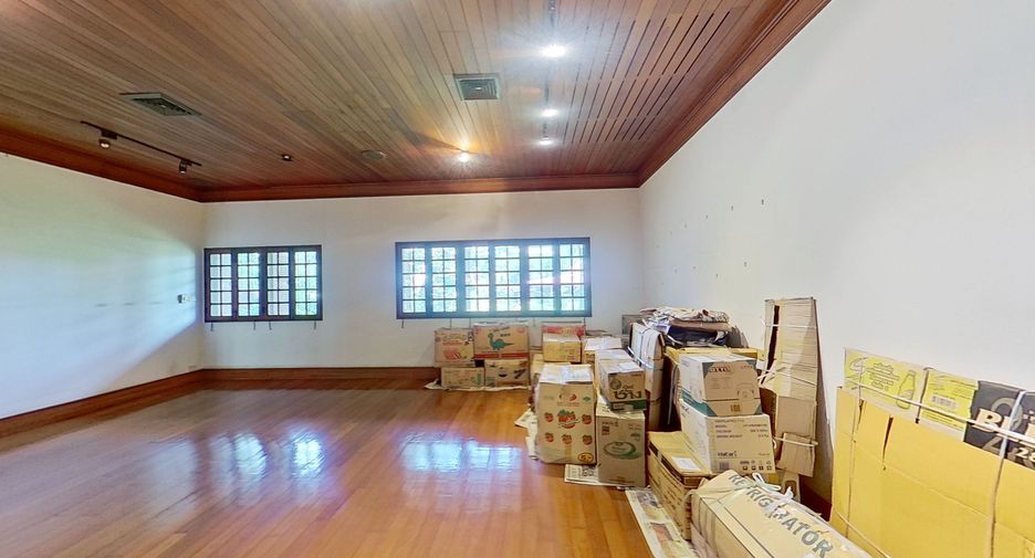 For sale 5 bedrooms house in Phra Khanong, Bangkok