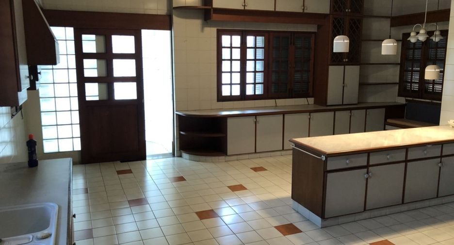 For sale 5 bedrooms house in Phra Khanong, Bangkok