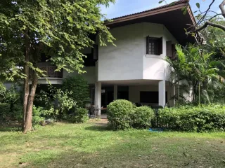 Casa en venta de 5 habitaciones en Phra Khanong, Bangkok