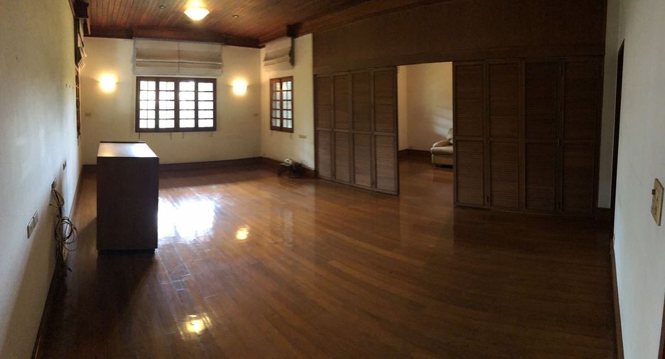 For sale 5 bedrooms house in Phra Khanong, Bangkok