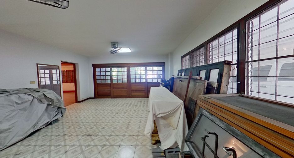 For sale 5 bedrooms house in Phra Khanong, Bangkok