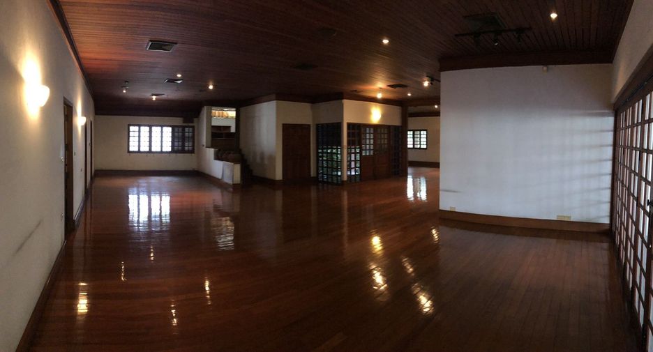 For sale 5 bedrooms house in Phra Khanong, Bangkok