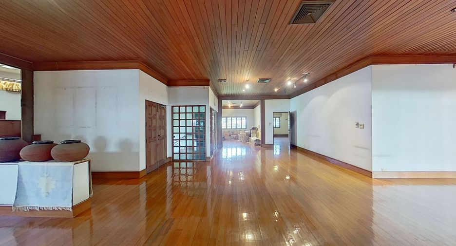 For sale 5 bedrooms house in Phra Khanong, Bangkok