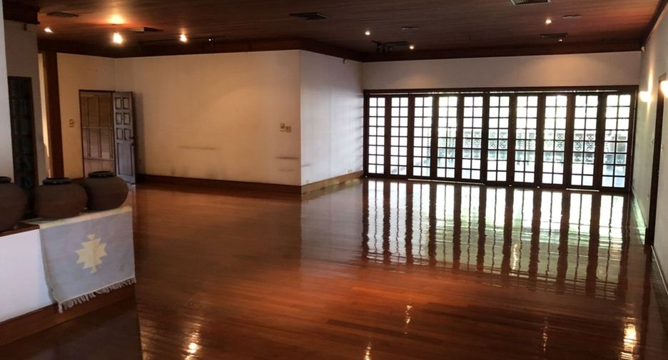 For sale 5 bedrooms house in Phra Khanong, Bangkok