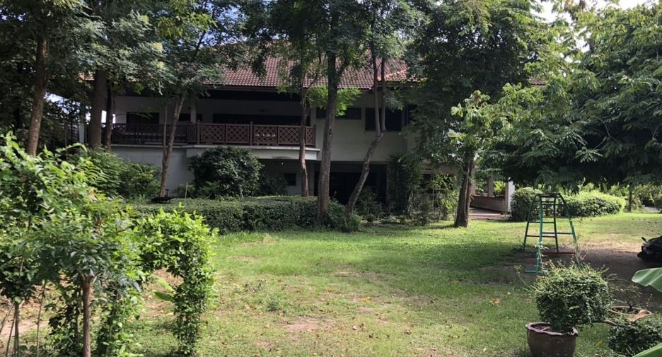 For sale 5 bedrooms house in Phra Khanong, Bangkok
