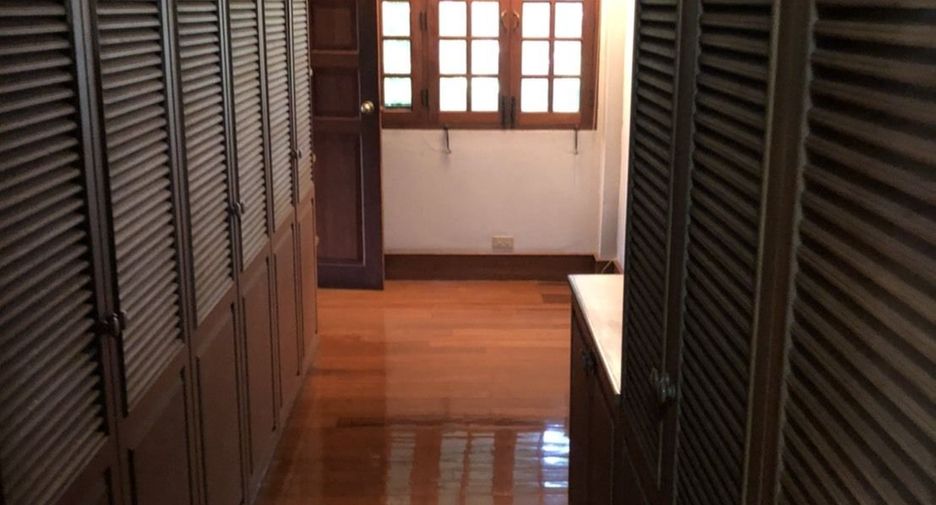 For sale 5 bedrooms house in Phra Khanong, Bangkok