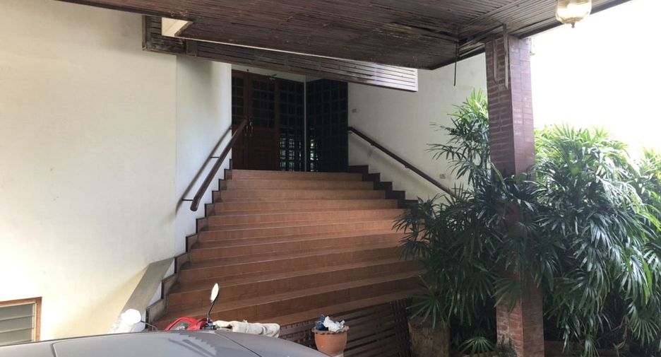 For sale 5 bedrooms house in Phra Khanong, Bangkok