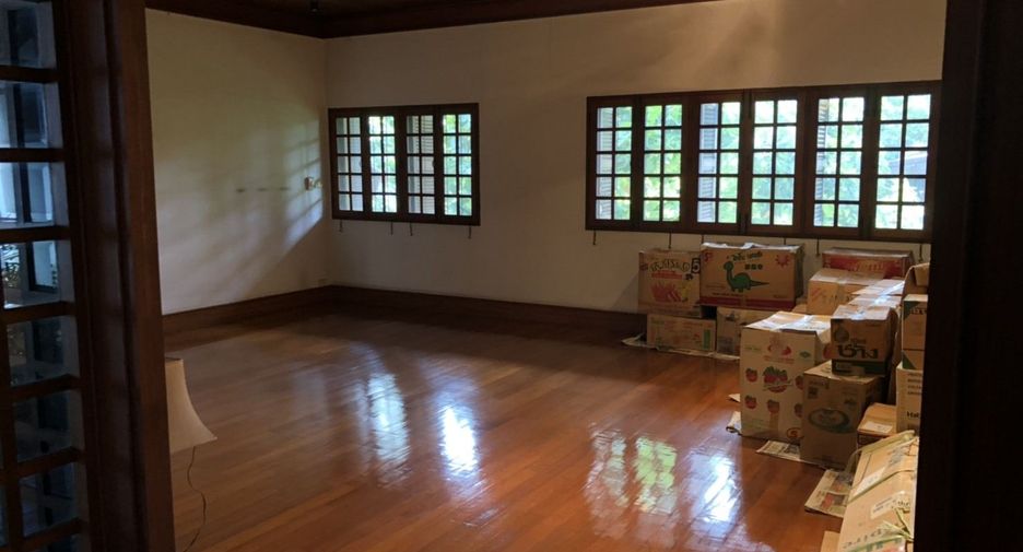 For sale 5 bedrooms house in Phra Khanong, Bangkok