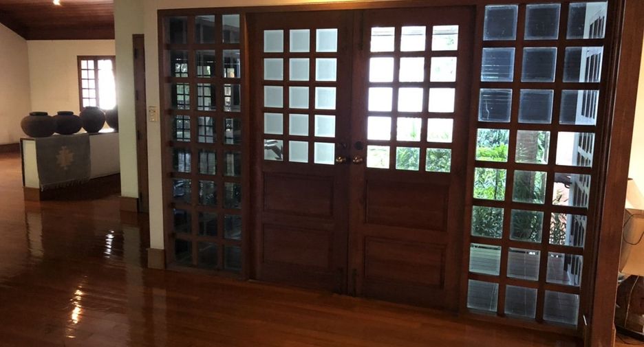 For sale 5 bedrooms house in Phra Khanong, Bangkok