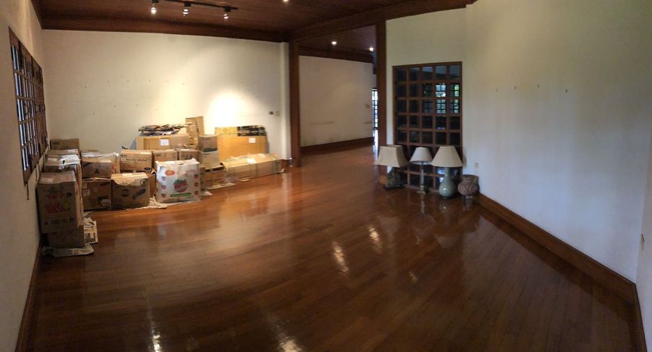 For sale 5 bedrooms house in Phra Khanong, Bangkok