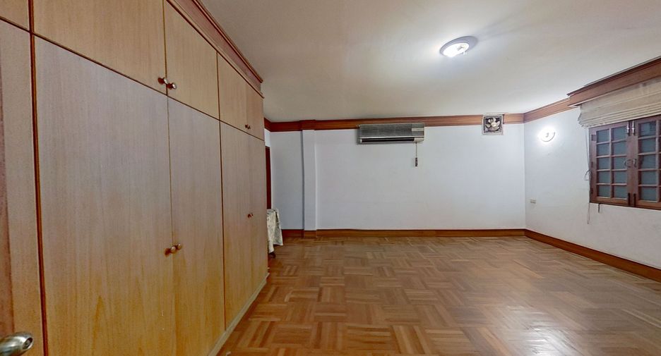 For sale 5 bedrooms house in Phra Khanong, Bangkok