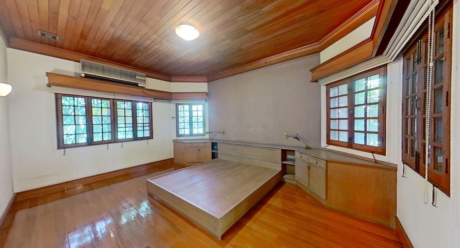For sale 5 bedrooms house in Phra Khanong, Bangkok