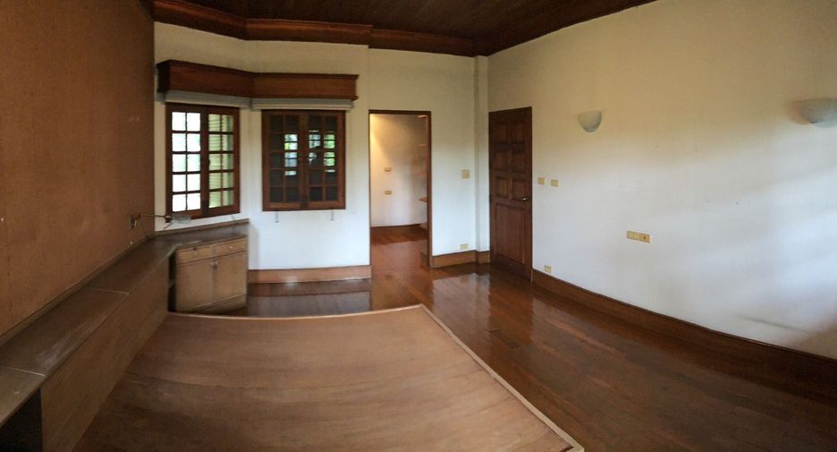 For sale 5 bedrooms house in Phra Khanong, Bangkok