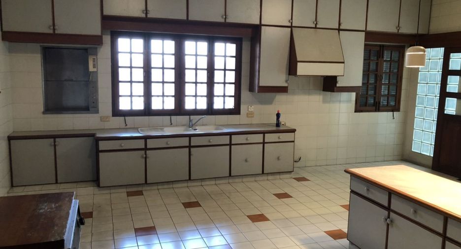 For sale 5 bedrooms house in Phra Khanong, Bangkok
