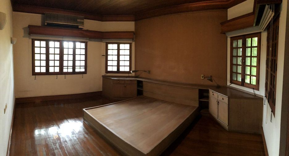 For sale 5 bedrooms house in Phra Khanong, Bangkok