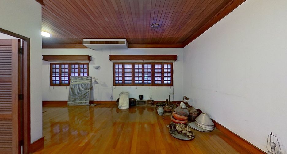For sale 5 bedrooms house in Phra Khanong, Bangkok