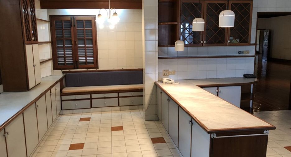 For sale 5 bedrooms house in Phra Khanong, Bangkok