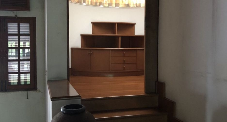 For sale 5 bedrooms house in Phra Khanong, Bangkok