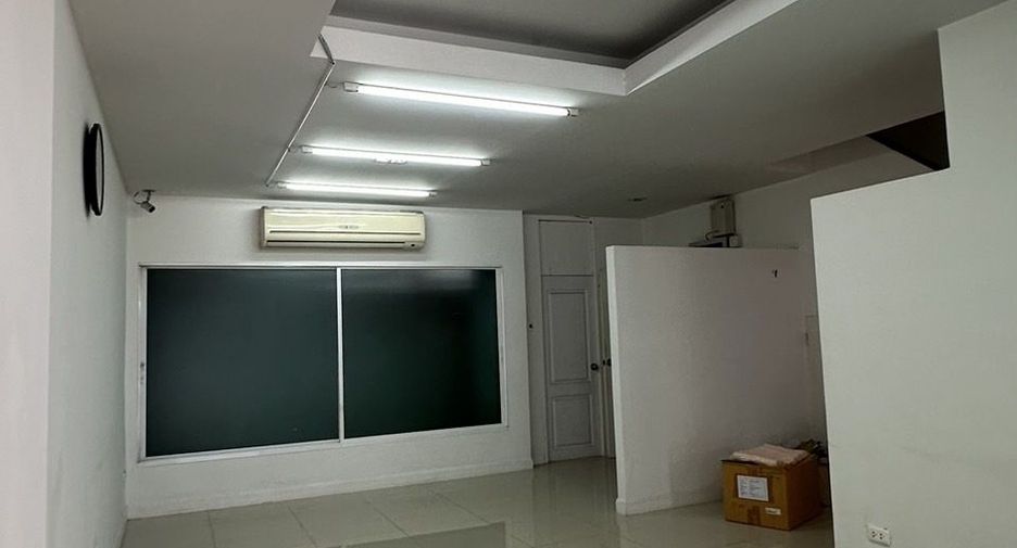 出租 4 卧室 联排别墅 在 Bang Sao Thong, Samut Prakan