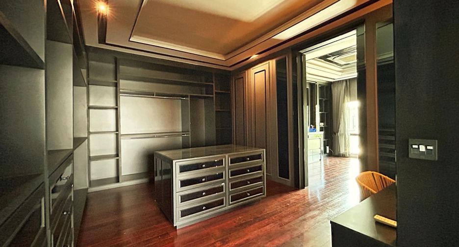 For sale 4 bedrooms house in Taling Chan, Bangkok