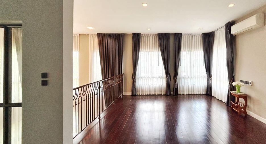 For sale 4 bedrooms house in Taling Chan, Bangkok