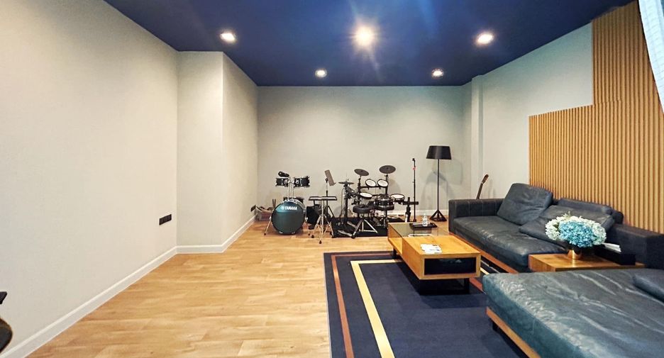 For sale 4 bedrooms house in Taling Chan, Bangkok