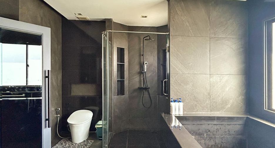 For sale 4 bedrooms house in Taling Chan, Bangkok