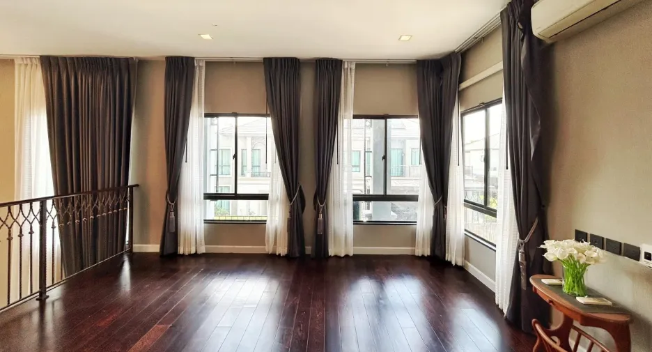 For sale 4 bedrooms house in Taling Chan, Bangkok