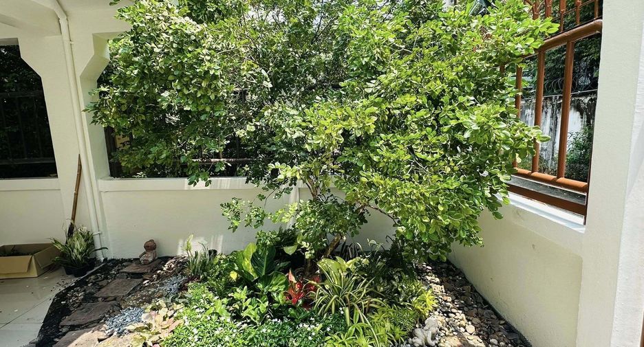 For rent 5 bedrooms house in Khlong Toei, Bangkok