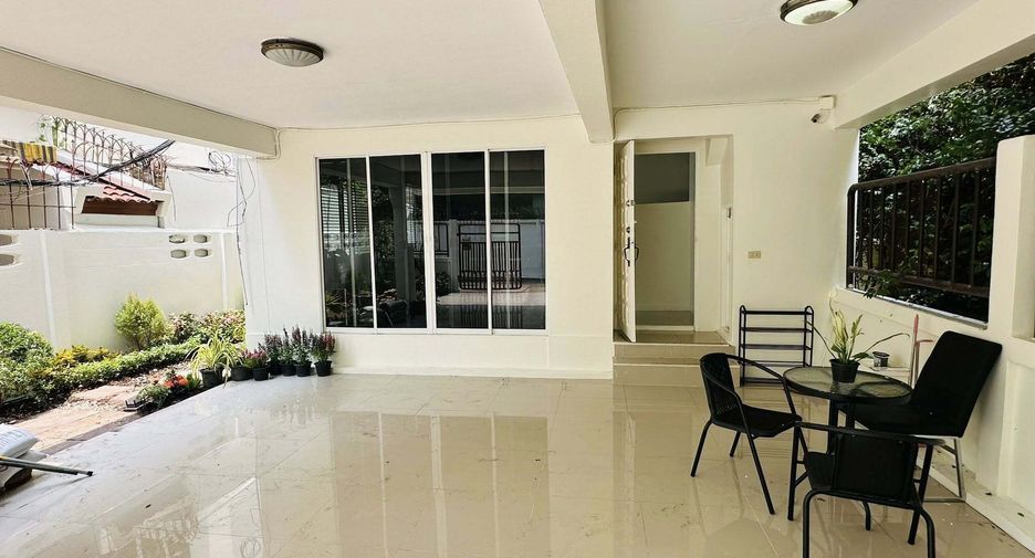 For rent 5 bedrooms house in Khlong Toei, Bangkok