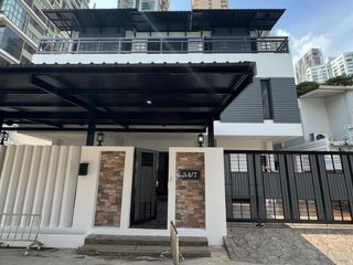 Casa adosada en alquiler de 5 habitaciones en Khlong Toei, Bangkok