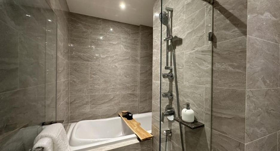 For sale 3 bedrooms condo in Huai Khwang, Bangkok