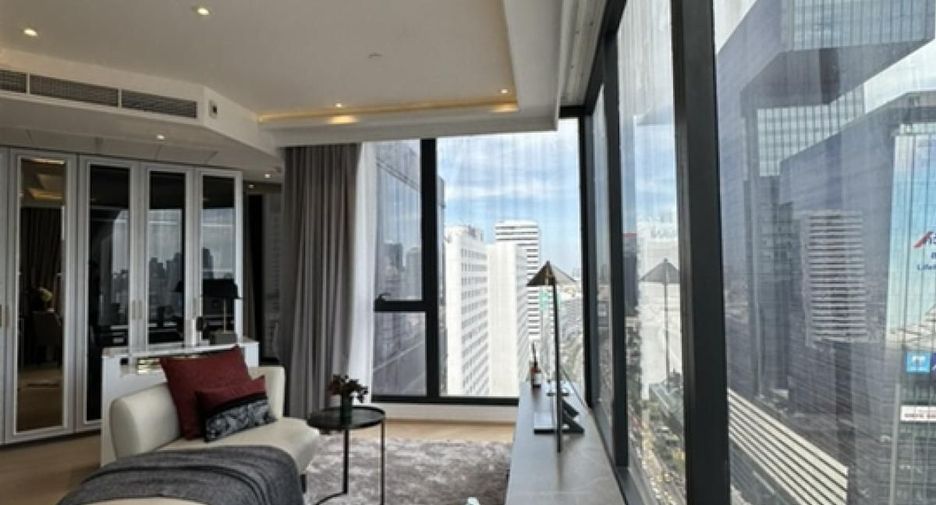 For sale 3 bedrooms condo in Huai Khwang, Bangkok