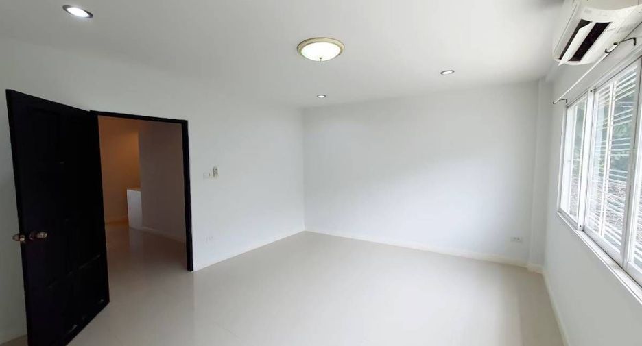 Haus zur Miete mit 4 Zimmer in Khlong Toei, Bangkok