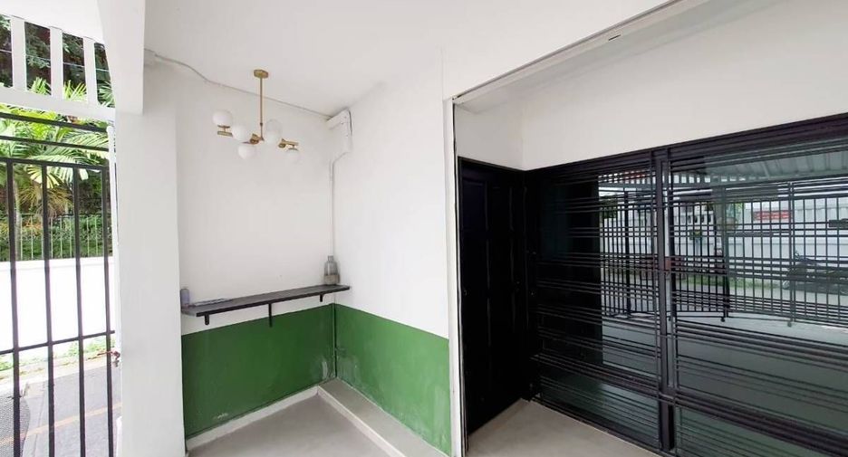 Haus zur Miete mit 4 Zimmer in Khlong Toei, Bangkok