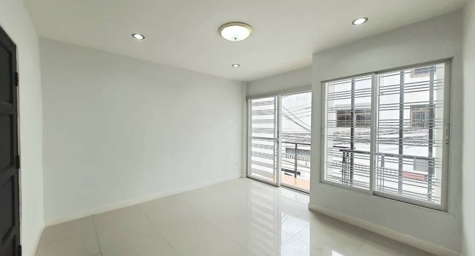 Haus zur Miete mit 4 Zimmer in Khlong Toei, Bangkok