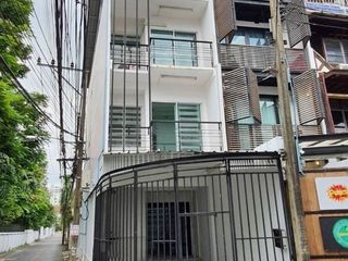 À louer 4 chambres maison à Khlong Toei, Bangkok