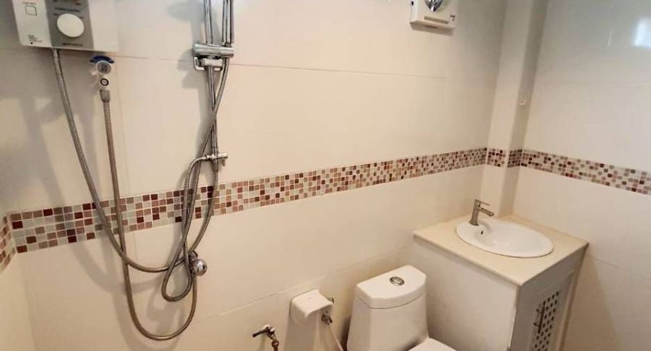 Haus zur Miete mit 4 Zimmer in Khlong Toei, Bangkok