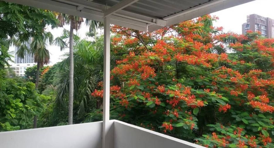 Haus zur Miete mit 4 Zimmer in Khlong Toei, Bangkok