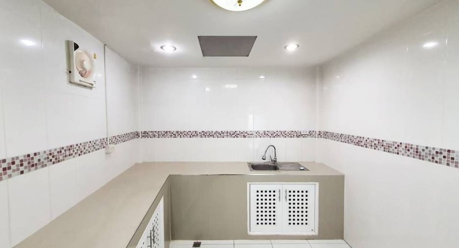 Haus zur Miete mit 4 Zimmer in Khlong Toei, Bangkok