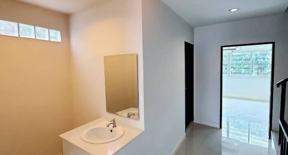 Haus zur Miete mit 4 Zimmer in Khlong Toei, Bangkok