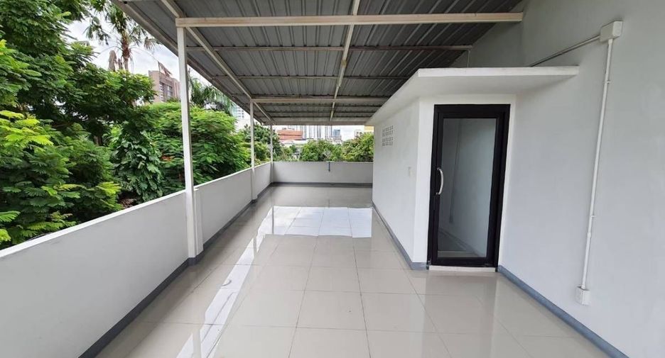 Haus zur Miete mit 4 Zimmer in Khlong Toei, Bangkok