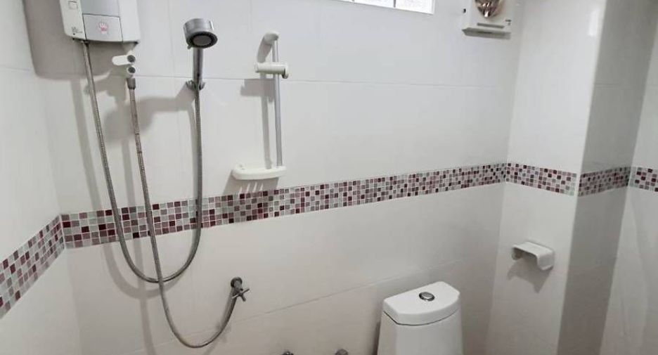 Haus zur Miete mit 4 Zimmer in Khlong Toei, Bangkok