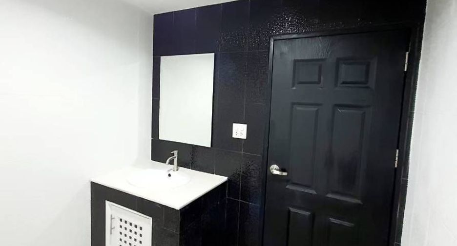 Haus zur Miete mit 4 Zimmer in Khlong Toei, Bangkok